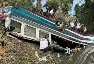 حداقل ۱۵ کشته و ۱۹ زخمی در گواتمالا بر اثر سقوط اتوبوس به دره