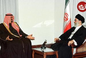 ملک عبدالله در حال گفتگو با رهبر انقلاب در سال ۷۶