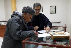 کتب چاپ سنگی نفیس توسط خیر ۹۲ ساله به کتابخانه ارومیه اهدا شد