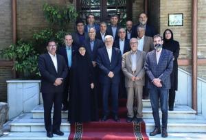 عارف: باید نگاه جوانان از خارج مرزها به مرکز و داخل کشور متمرکز شود