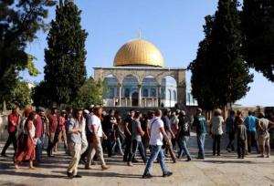 تداوم یورش شهرک نشینان صهیونیست به مسجدالاقصی+فیلم