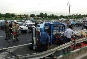 واژگونی خودرو حامل میوه در اصفهان به دلیل لغزندگی جاده