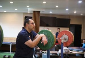 پاسخ مربی وزنه‌برداری به انتقادها؛ برخی بی‌اطلاع اما ادعای تخصص دارند