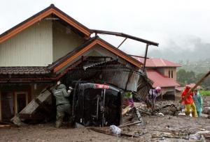 سیل و رانش زمین در اندونزی ۱۷۴ کشته و ۷۹ مفقود برجای گذاشت