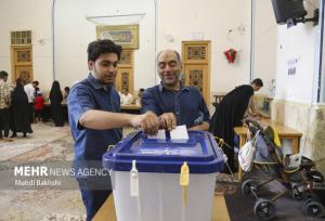 حضور با شکوه مردم روستای رحمت آباد بزرگ در انتخابات