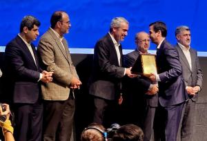 اهدای لوح افتخار برترین‌های بورس کالا به مدیرعامل چادرملو
