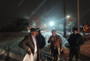 برف و کولاک ۳ جاده شهرستان فریمان را مسدود کرد/امدادرسانی به ۱۷ خودروی گرفتار در برف