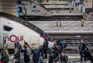 گیر افتادن هزاران نفر در ایستگاه‌های قطار/ بررسی احتمال بمب گذاری