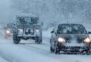 بارش برف در محورهای کوهستانی زنجان جریان دارد