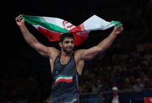 برق مدال طلا بر گردن هادی ساروی