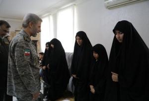 امیر حاتمی با خانواده‌های شهدای ارتش در جنگ ۱۲ روزه دیدار کرد