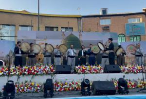 طنین ندای «لبیک یا رسول‌الله» با اجرای گروه دف‌نوازی در جشن امت احمد