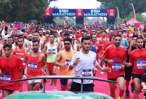 برگزاری«ماراتن کیش»  با وجود مخالفت فدراسیون/ رقابت بیش از ۵ هزار دونده زن و مرد