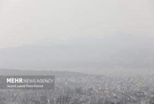 آسمانی غبارآلود و وزش باد در یزد تداوم دارد
