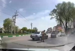 لحظه برخورد خودرو با یک سرباز وظیفه در تبریز