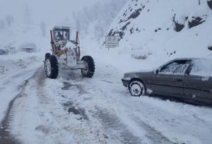 اهالی ۱۶۶ روستای مازندران در محاصره برف