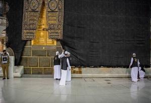 خانه خدا در آستانه حج، احرام به‌تن کرد