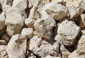 توقیف ۱۲۲ تن سنگ سلستین غیرمجاز از ۵ تریلی در دامغان