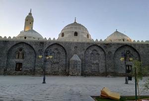 اقامه نماز باران توسط دانشجویان عمره گذار در مسجد غمامه