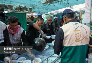 پخت حلیم در شب شهادت ثامن الائمه؛ نذر هر ساله امام رضایی‌ها