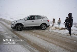 محورهای کوهستانی شاهرود در محاصره برف و کولاک؛ اسکان اضطراری مسافران