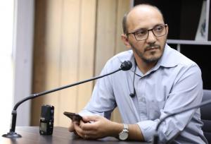 شعر جوان درجا می‌زند و شعرها شبیه هم شده است