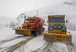 هشدار مدیرکل راهداری سمنان نسبت به لغزندگی جاده‌ها در پی بارش برف