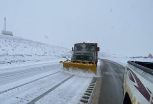 تردد روان در گردنه هیراد بروجرد با وجود بارش شدید برف