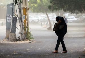 باد و گردوخاک و کاهش دما در راه اصفهان