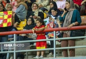 استقبال پرشور دختران خوزستانی از شهرآور فوتبال در اهواز