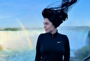 عکس‌های زیبای بازیگر آوای باران در یک لوکیشن خیره‌کننده