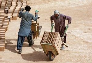 عواقب اشتغال اتباع غیرمجاز در کشور؛ هشدار درباره بازار سیاه کار