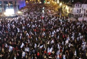 تجمع صهیونیست‌ها مقابل خانه هرتزوگ؛ «نتانیاهو فاسد است»