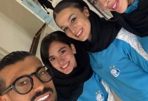 سلفی خاص رامین با دختران هندبالیست در یک مراسم