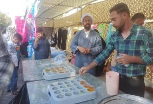شور و حال امت احمد در سنندج؛پذیرایی از هزاران نفر  با شربت و لقمه نذری