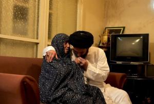 پاسداشت مقام مادر؛ دست‌بوسی مادر توسط آیت‌الله عاملی