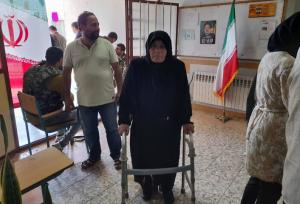 حضور مادر رودسری با شرایط سخت جسمانی پای صندوق رای