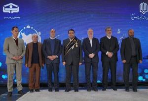 اهدای نشان افتخار و حمایل «حامی مدرسه‌سازی ایران»به مدیرعامل بانک ملی