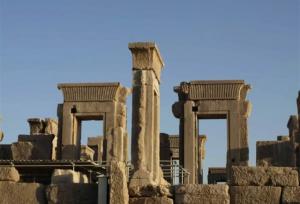 شرایط بحرانی کاخ هدیش تخت جمشید/ گلسنگ کمترین آسیب را به آثار باستانی می‌رسانند