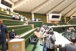 ورود اصحاب رسانه به صحن مجلس برای پوشش خبری تحلیف رئیس‌جمهور