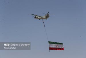 اهتزاز پرچم ایران درآسمان اصفهان درآئین الحاق۱۰فروندبالگرد به هوانیروز