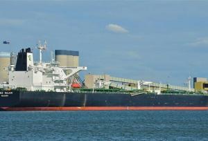 توقیف نفتکش خارجی حامل ۴ میلیون لیتر سوخت قاچاق در آب‌های خلیج فارس