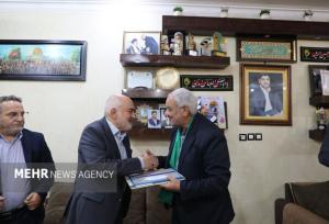استاندار خوزستان در روز معلم از پدر شهید مدافع حرم تجلیل کرد