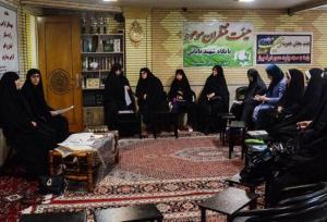 بانویی که در بستر مسجد دختران را چادری و بزرگترها را باسواد می‌کند+عکس