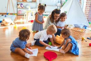 پرستار کودک در منزل یا مهدکودک؟ کدام‌یک برای سلامت سیستم ایمنی و روان کودک بهتر است؟