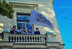 پرچم رسمی دولت طالبان در مسکو برافراشته شد