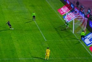 این صحنه از بازی تبریز به شدت جنجالی شده است