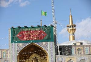 نصب کتیبه های ویژه ولادت امام جواد(ع) در حرم مطهر حضرت رضا(ع)