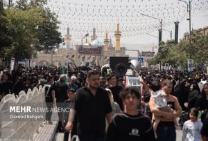 سوگواری زائران رضوی در آستانه شهادت امام رضا(ع)