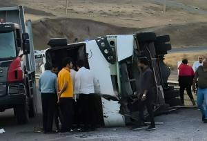 واژگونی مینی‌بوس در محور اهر به ورزقان ۱۹ مصدوم برجای گذاشت
